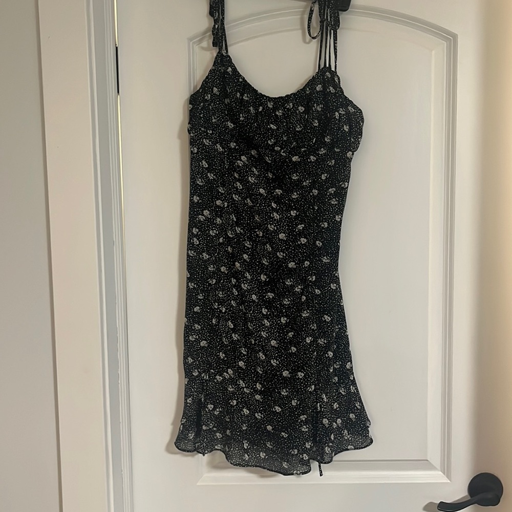SMALL BLACK AND WHITE DRESS